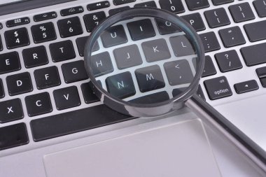 Büyüteçli dizüstü bilgisayar, arama kavramı