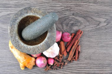 Harç, ahşap arka plan üzerinde Yıldız anason, tarçın, zencefil