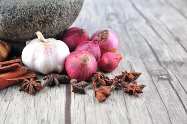 Harç, ahşap arka plan üzerinde Yıldız anason, tarçın, zencefil