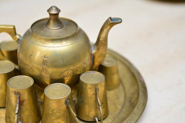 Arka planda geleneksel antika brassware, yakın