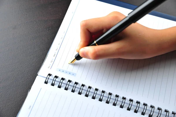 Immagine Ritagliata Della Donna Che Scrive Nel Taccuino Bianco Con — Foto Stock