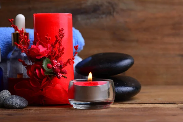 Červené Romantickou Svíčku Wellness Olej Ručníkem Zen Stone Dřevěný Stůl — Stock fotografie