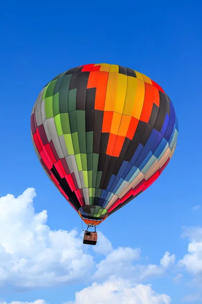 Színes Hőlégballon Repülés Alatt Kék — Stock Fotó