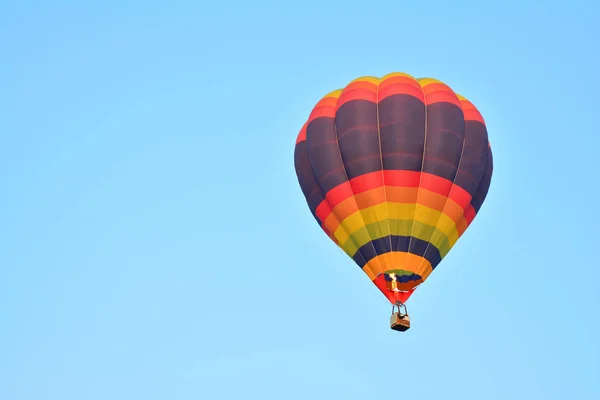 Színes Hőlégballon Repülés Alatt Kék — Stock Fotó