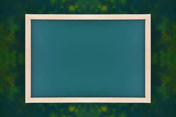 Schoolbord over donkere groene achtergrond — Stockfoto