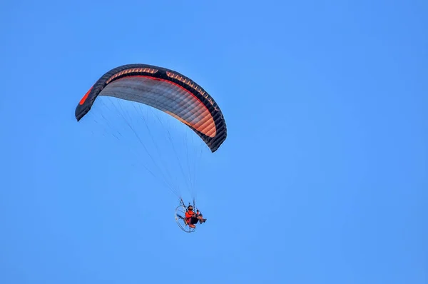 在天空中滑翔伞 — 图库照片