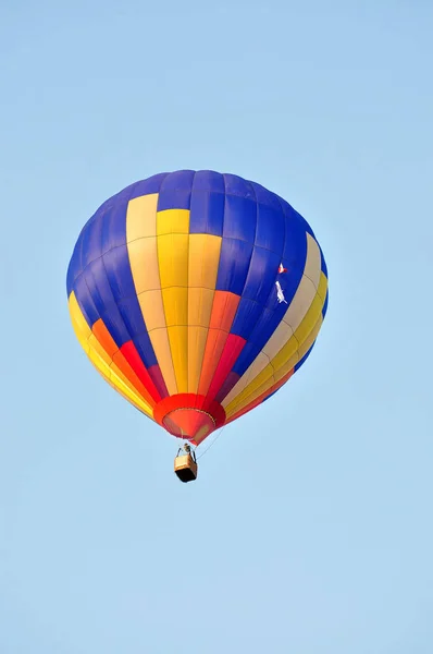 Bunte Heißluftballons Flug Über Blauen Himmel — Stockfoto