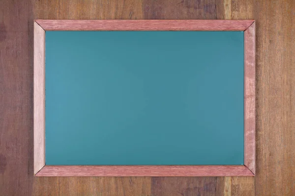 绿色黑板上木制的背景 — 图库照片