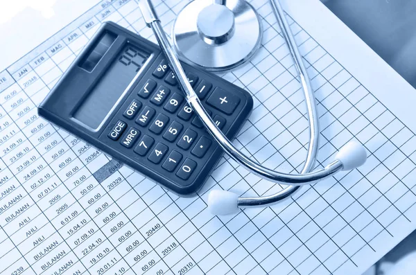 保健费用 医疗保健费用或医疗保险的听诊器和计算器符号 — 图库照片