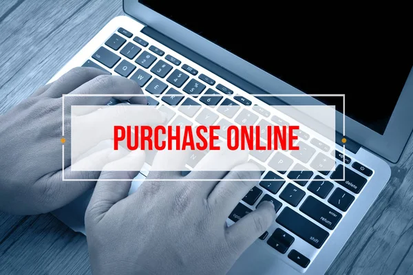 Ruční psaní na klávesnici s textem nákup online — Stock fotografie