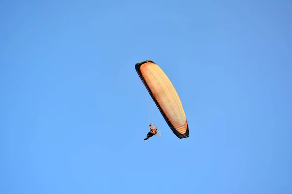 在天空中滑翔伞 — 图库照片