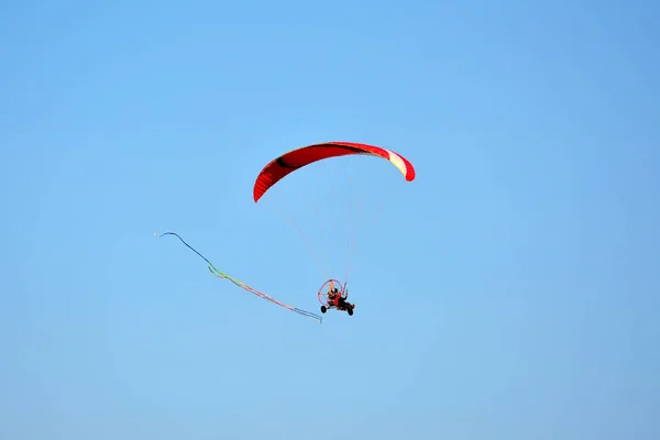 空をパラグライダーで — ストック写真