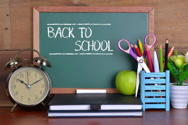 Zurück zum Schulkonzept mit Büchern und Wecker mit Kreideschwein — Stockfoto