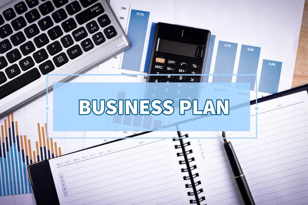 Notebook en laptop met tekst business plan — Stockfoto