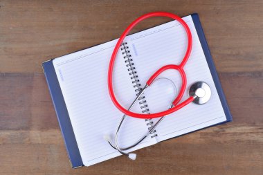 Arka planda dizüstü bilgisayarda Stetoskop, yakın