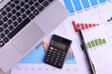 Grafikler, tablolar, iş masası. İş adamlarının işyeri.