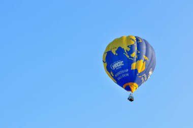 Putrajaya, Malezya - 13 Mart 2016 - sıcak hava balonu 8 Putrajaya Uluslararası sıcak hava balon Fiesta Putrajaya, Malezya, mavi gökyüzü üzerinde 13 Mart 2016 üzerinde gezinen