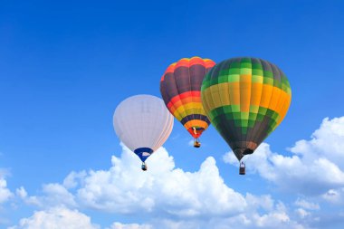 Mavi gökyüzü üzerinde uçuşta renkli sıcak hava balonları