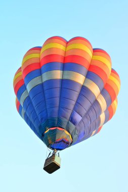 Mavi gökyüzü üzerinde uçuşta renkli sıcak hava balonları