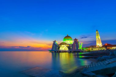 Malacca Boğazı Camii (Mescid Selat Melaka), Malezya 'nın Malezya kenti yakınlarındaki insan yapımı Malacca Adası' nda bulunan bir camidir.