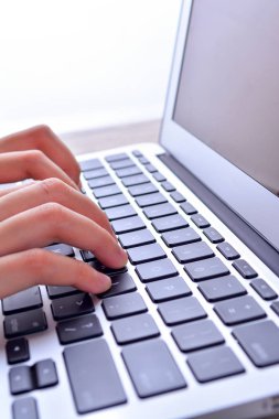 Klavye, bilgi, bağlantı, iletişim ve teknoloji kavramı üzerinde el