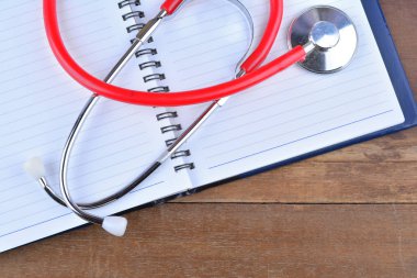 Arka planda dizüstü bilgisayarda Stetoskop, yakın