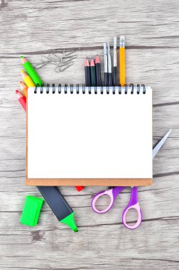 Beyaz arka planda ofis ve öğrenci kıyafetleri fotoğrafı - okula dönüş konsepti