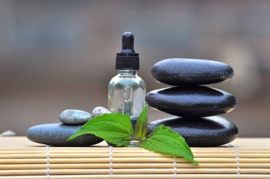 Çakıl taşları ile spa yağı doğa bokeh arka plan - Spa kavramı üzerinde