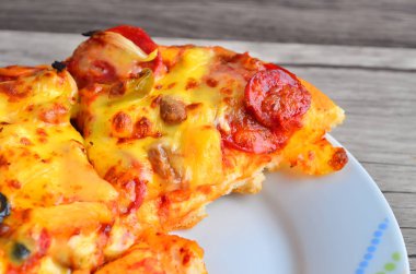 Peynirli pizza ahşap arka plan üzerinde