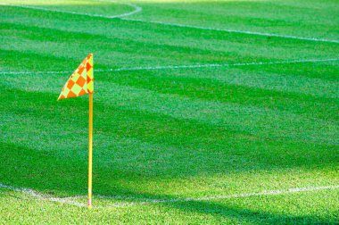 bir futbol sahası üzerinde köşe bayrak