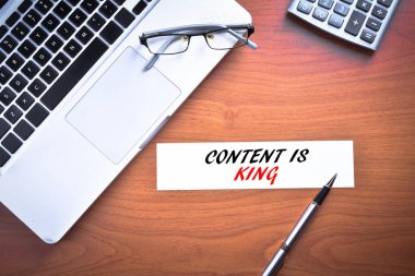 Gözlüklü dizüstü bilgisayar, kalem ve metin içerikli hesap makinesi Kin