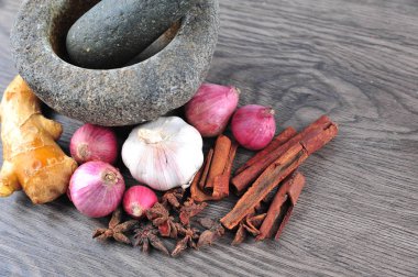 Harç, ahşap arka plan üzerinde Yıldız anason, tarçın, zencefil