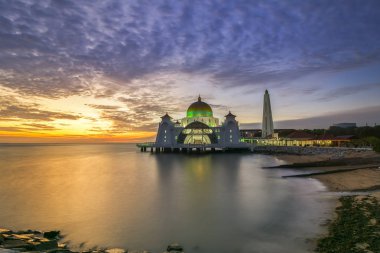 Malacca Straits Camii (Mescid Selat Melaka) günbatımı anlarda, insan yapımı Malacca adada Malacca kasaba, Malezya yakınında bulunan bir cami olduğunu