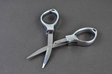 Arka planda Metal Makas, yakın çekim