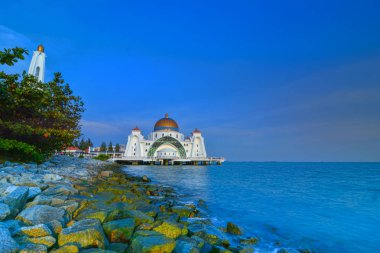 Malacca Boğazı Camii (Mescid Selat Melaka), Malezya 'nın Malezya kenti yakınlarındaki insan yapımı Malacca Adası' nda bulunan bir camidir.