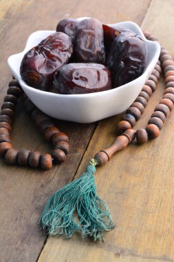 ahşap masa üzerinde tarih ve boncuk ile kase