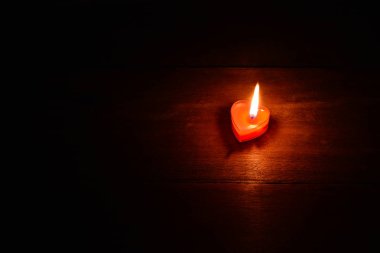 gece masada kalp şeklinde mum
