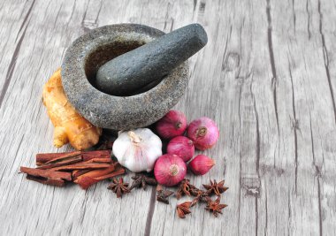 Harç, ahşap arka plan üzerinde Yıldız anason, tarçın, zencefil