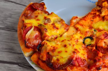 Peynirli pizza ahşap arka plan üzerinde