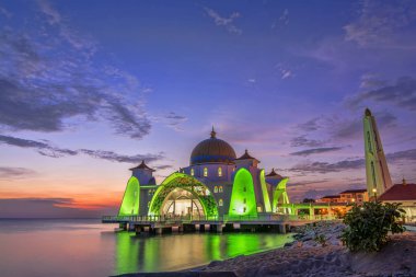 Malakka Boğazı Camii güzel gün batımı, Malezya. Doğa com