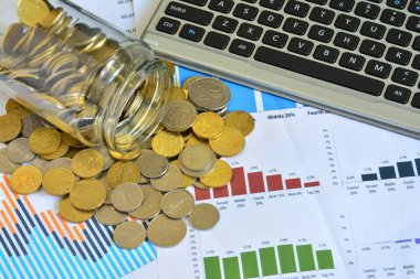 İş stok çizelgelerinde kavanozdan dökülen madeni paralar - Busines