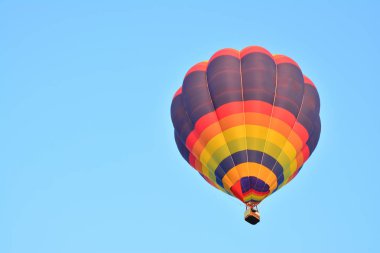 Mavi gökyüzü üzerinde uçuşta renkli sıcak hava balonları