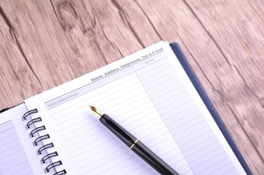 tablodaki boş not defterine kalem