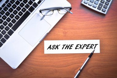 Gözlüklü dizüstü bilgisayar, kalem ve hesap makinesi metin ile Uzmana Sorun