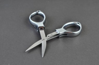 Arka planda Metal Makas, yakın çekim