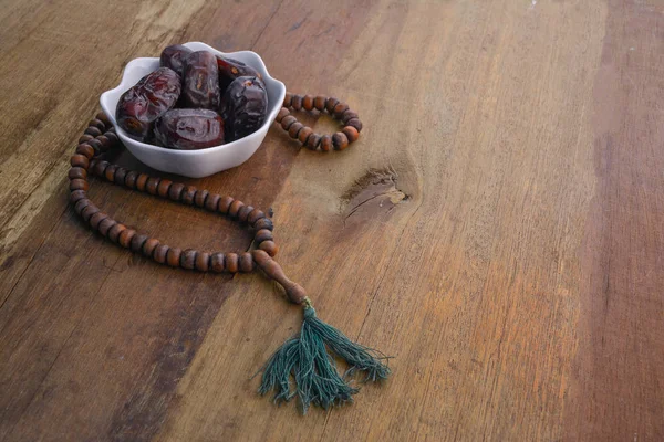 Schaaltje Met Dadels Parels Houten Tafel — Stockfoto