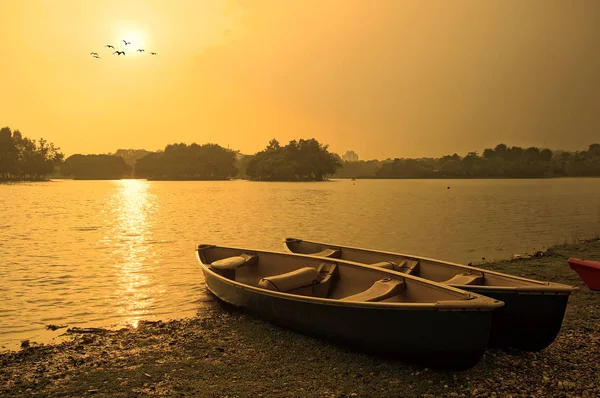 夏季湖岸附近的日落和旧木船 — 图库照片