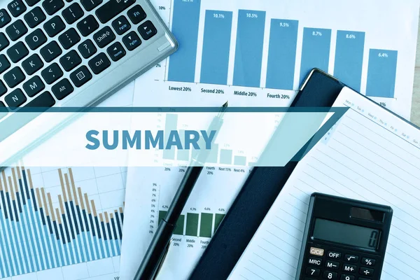 Anteckningsbok och bärbar dator med diagram och diagram. — Stockfoto