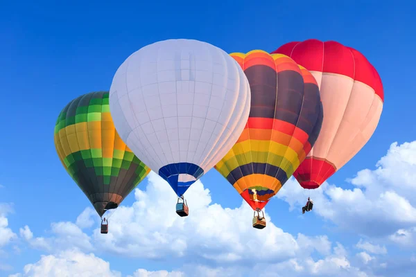 Barevné horkovzdušné balóny v letu nad modrá obloha — Stock fotografie