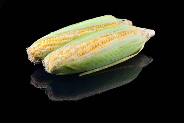玉米在玉米芯查出在一个黑色背景 — 图库照片